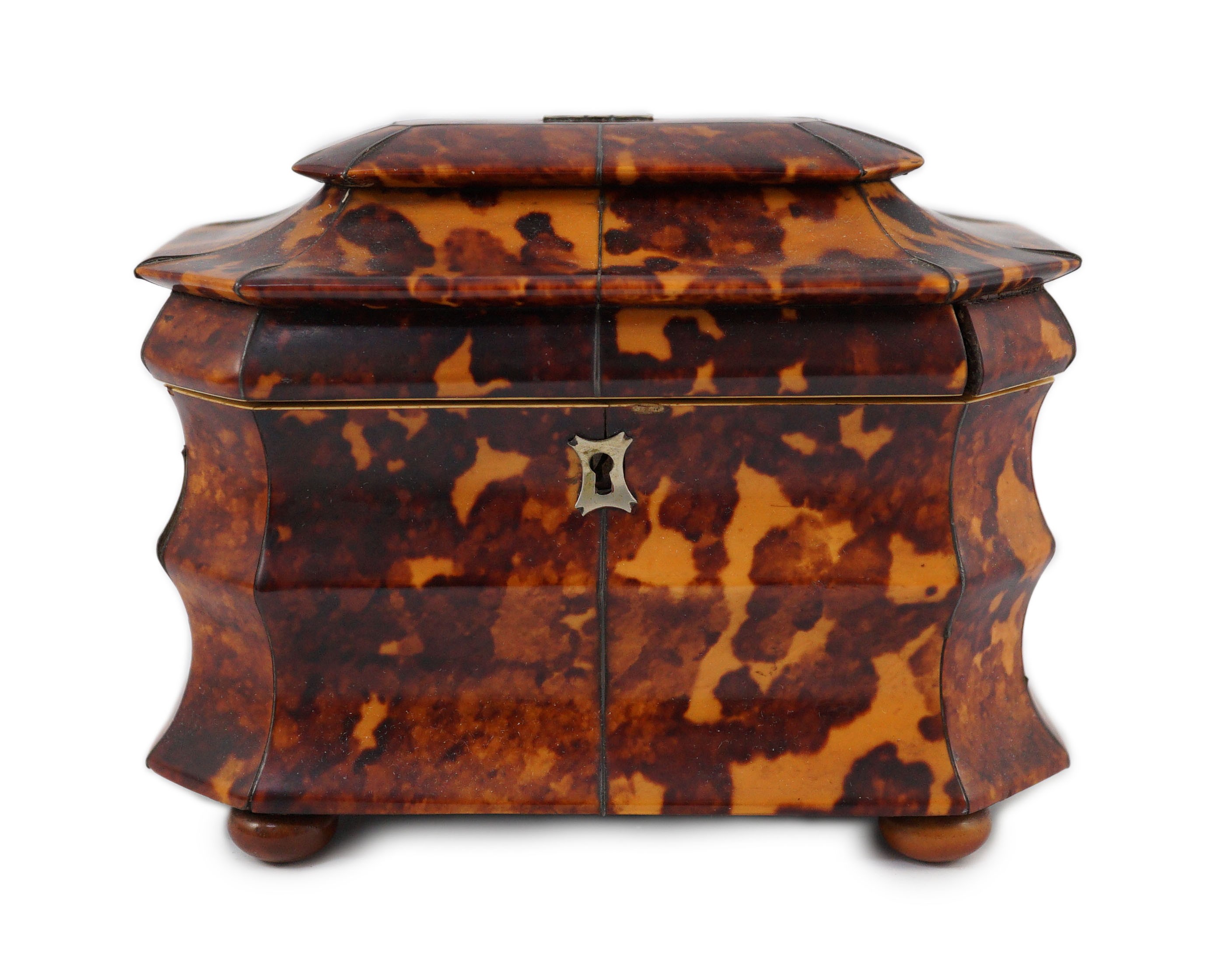 A Regency blond tortoiseshell sarcophagus shaped tea caddy, 18.5cm wide 11.5cm deep 14.5cm high